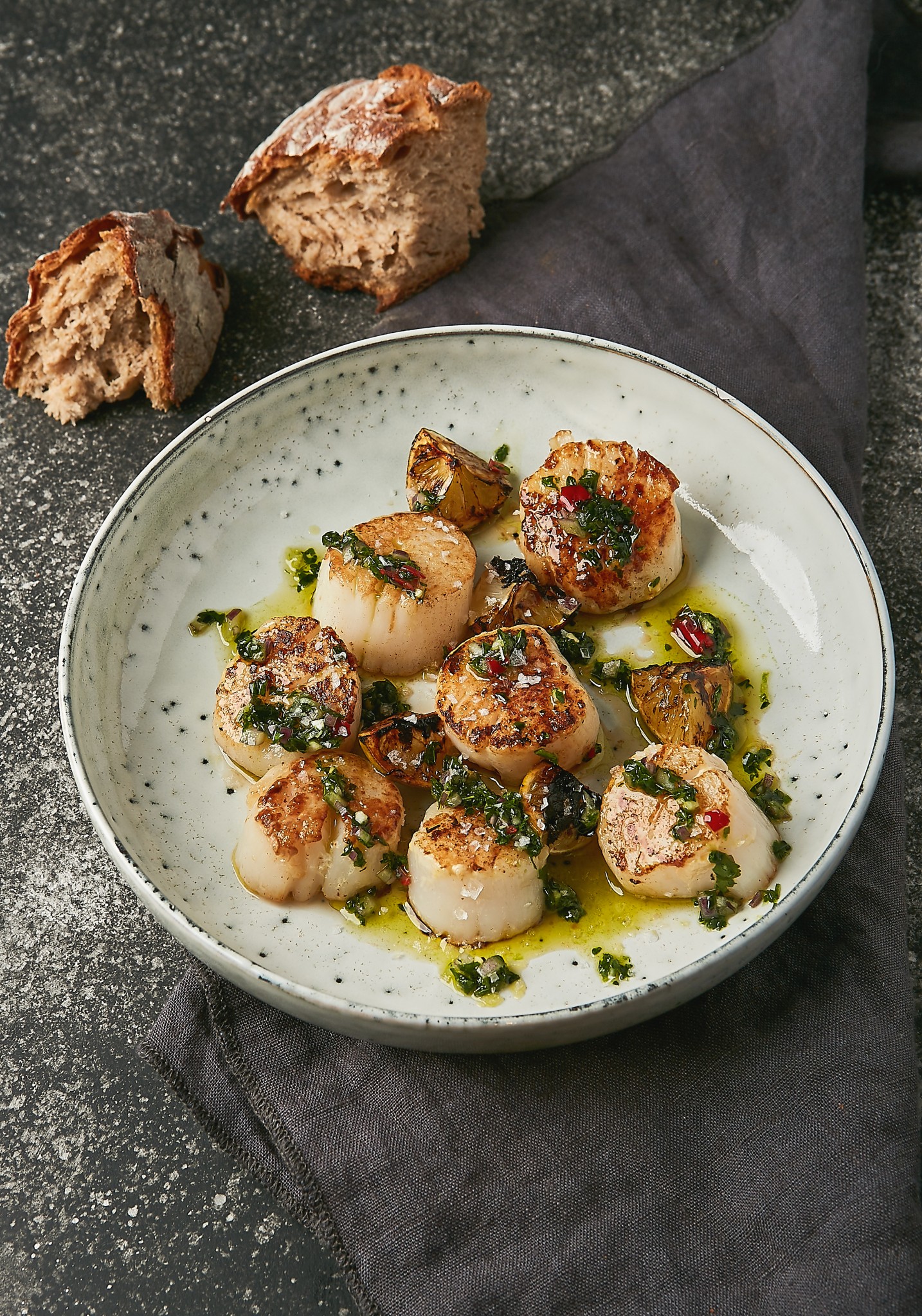 Tischgrill Kochbuch - Jakobsmuscheln mit Salsa Verde - AvocadoBanane Tischgrill Kochbuch - Jakobsmuscheln mit Salsa Verde - AvocadoBanane